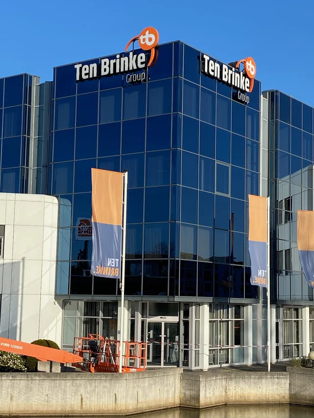 Gevel van Ten Brinke Group met het bedrijfslogo op twee zijden van het pand.